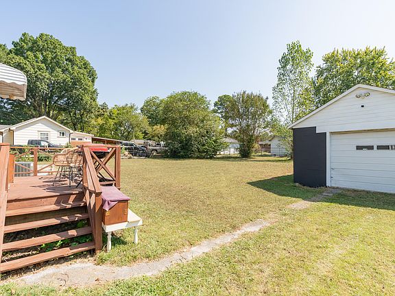 4th image of 824 Henderson Ave