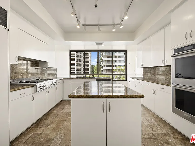 10430 Wilshire Blvd #202 — Photo 8