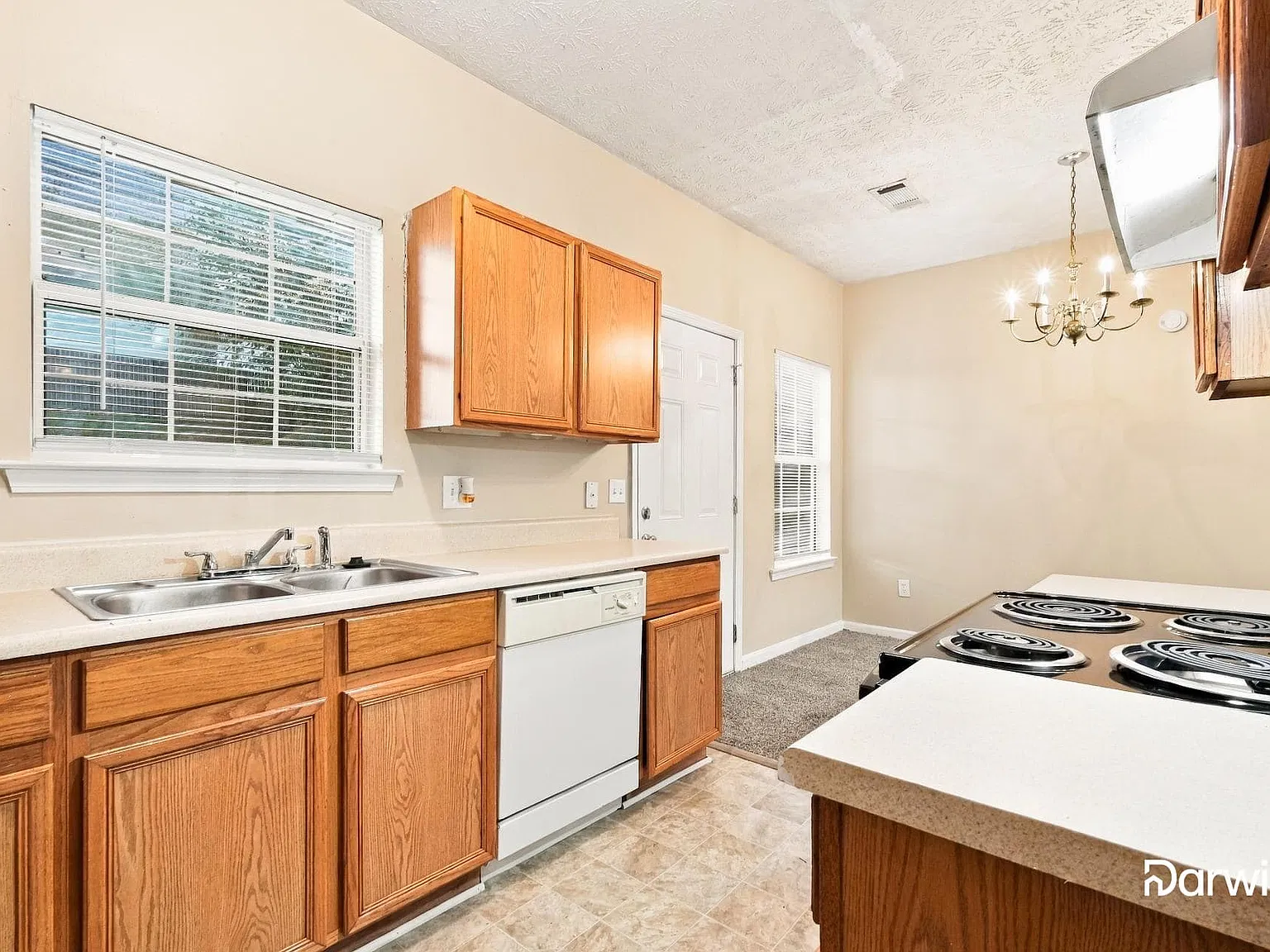 3 bed, 2.5 bath, 1824 sqft, $1,915 — Photo 4