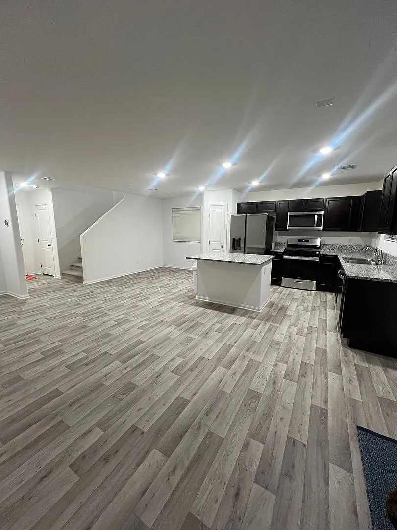 Move in today! 3 bed 2.5 bath 2 story beauty! — Photo 3