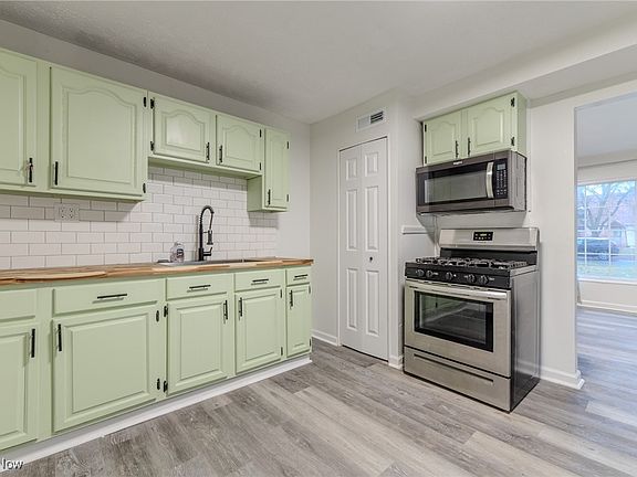 4th image of 19414 Meadowlark Ln