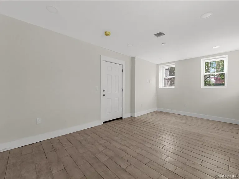 910 E 226th St — Photo 11