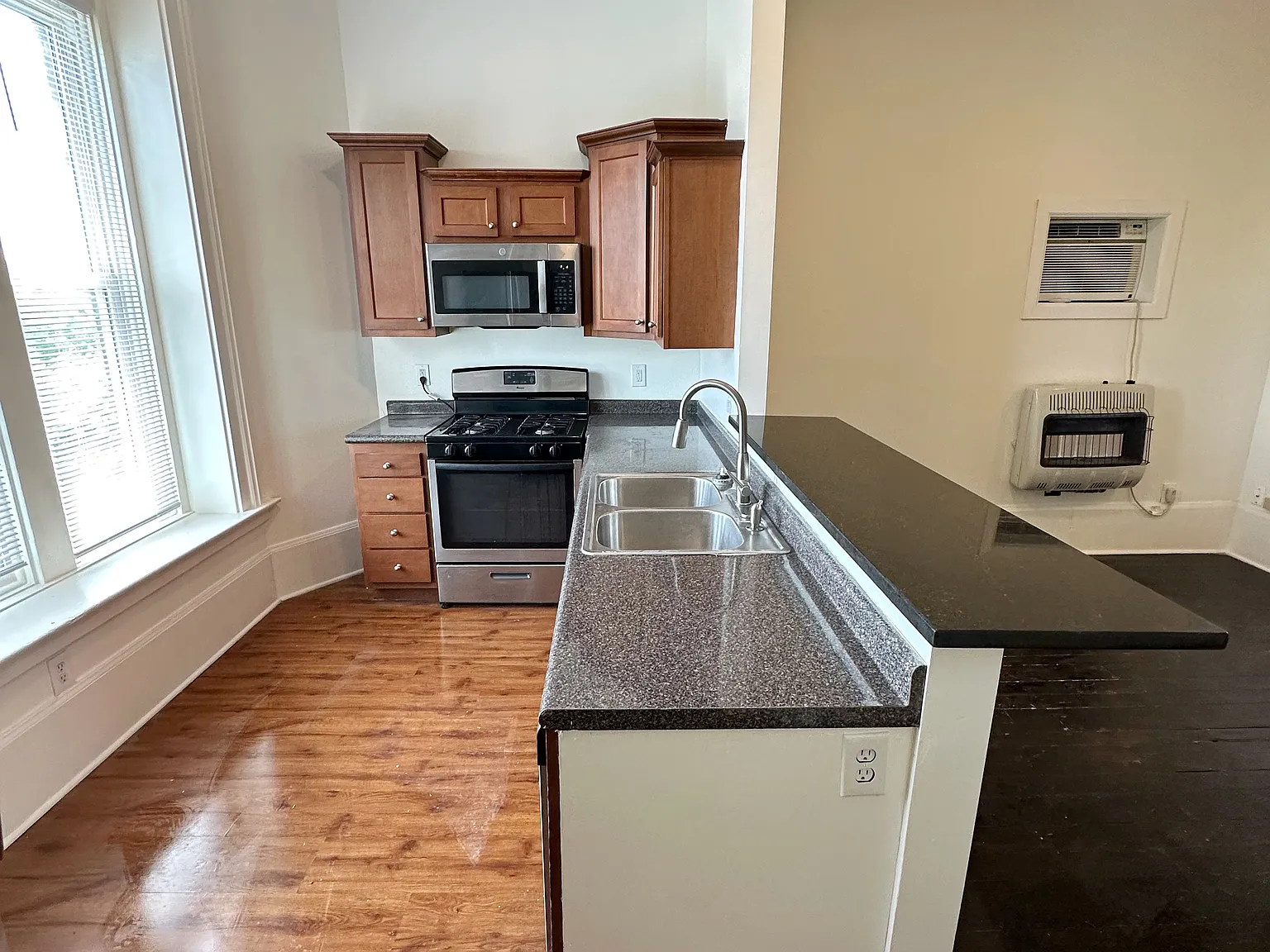 1 bed, $1,075 — Photo 4