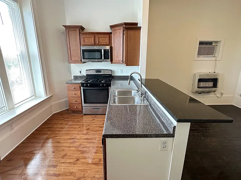 930 Summit Ave #2 — Photo 4