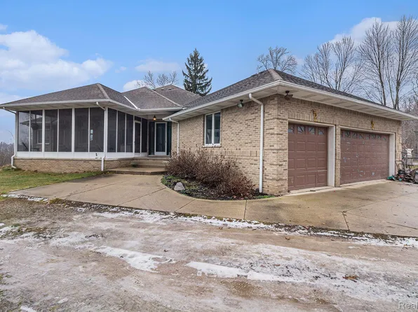 925 Maxfield Rd, Hartland, MI 48353