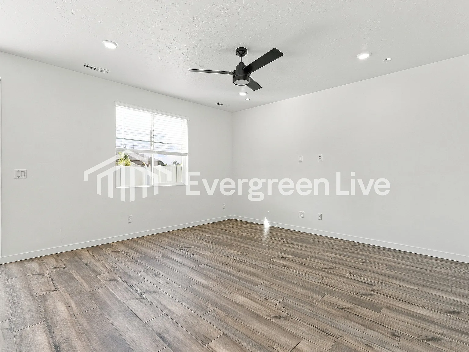 4 bed, 3.0 bath, 2345 sqft, $2,420 — Photo 2