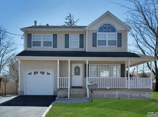 1 Southwood Ln, Amityville, NY 11701