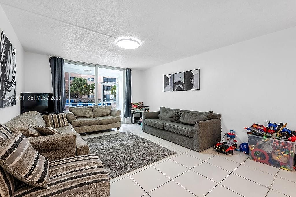 319 NE 14th Ave APT 106 · 5