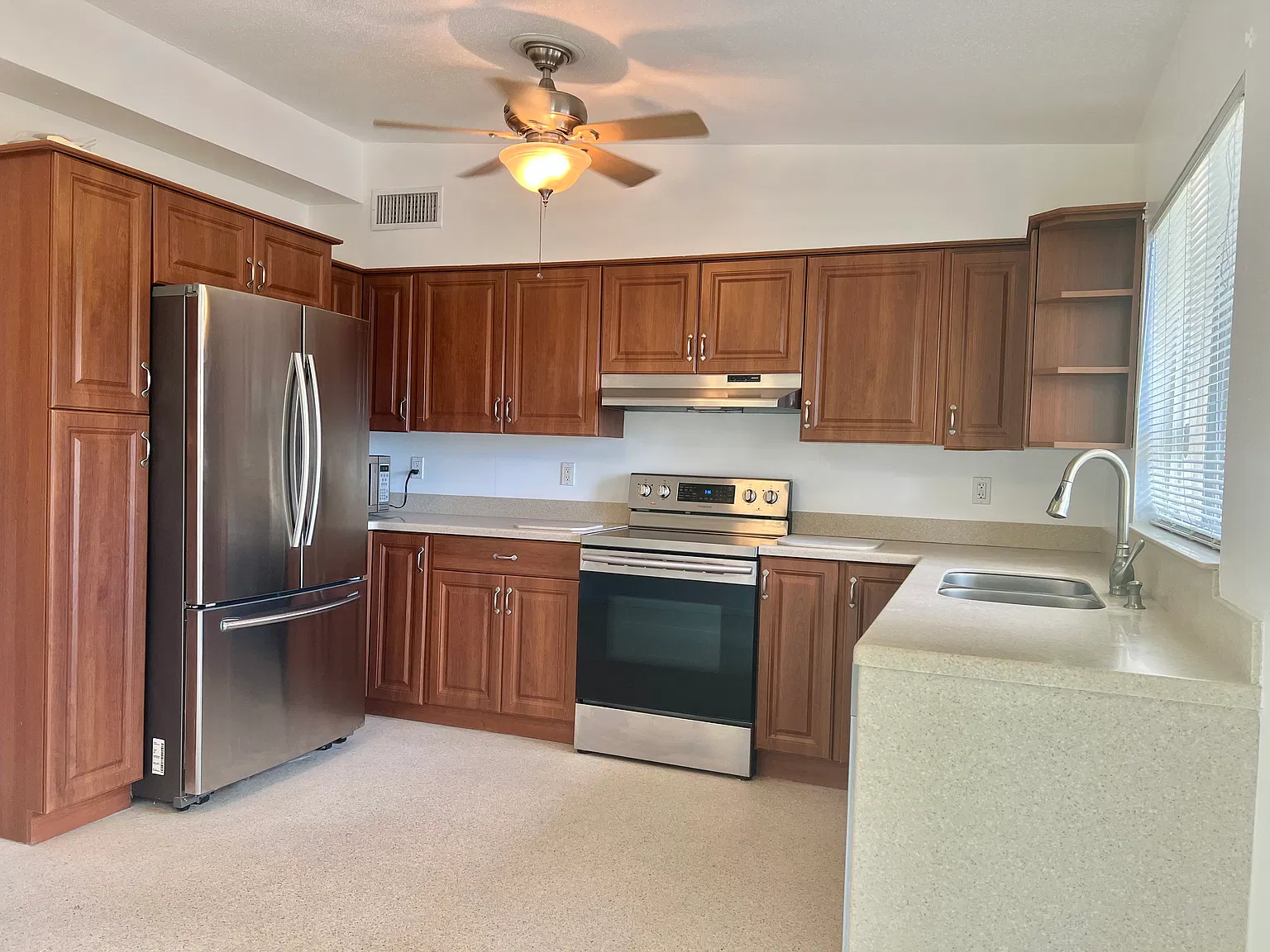 3 bed, $2,090 — Photo 2