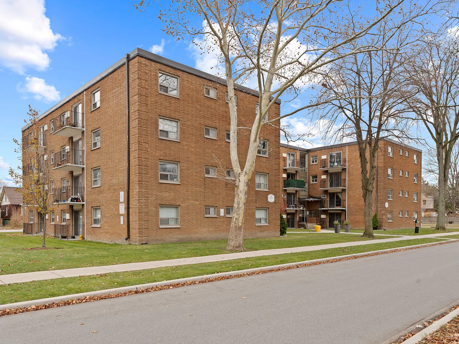 Randal Court Apartments — Photo 4