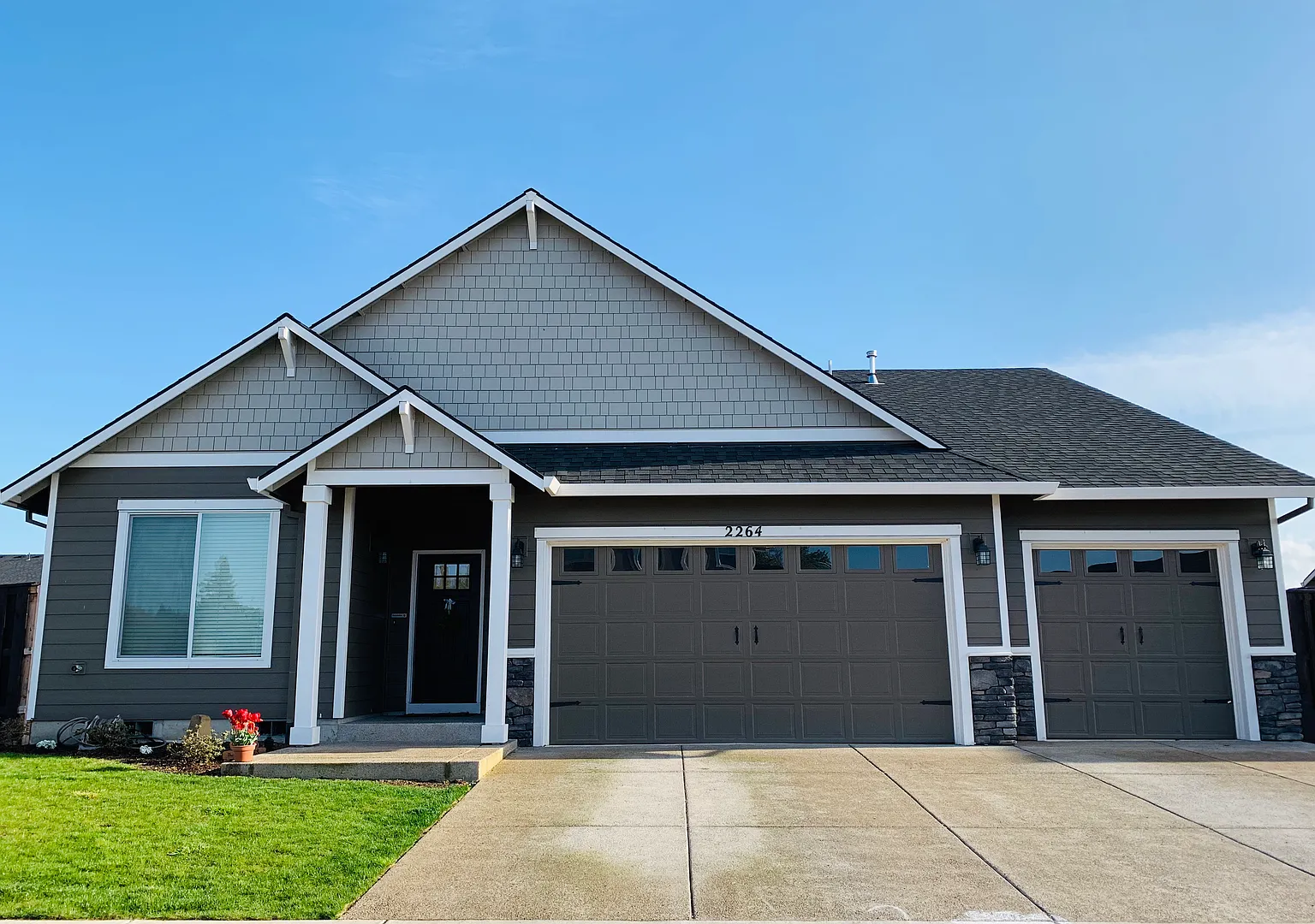 2264 NE Summit Dr photo 1