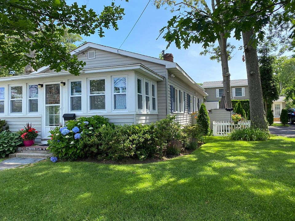 2116 Edgewood, view from street.