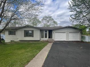 16901 Meadow Ln, Carlinville, IL 62626