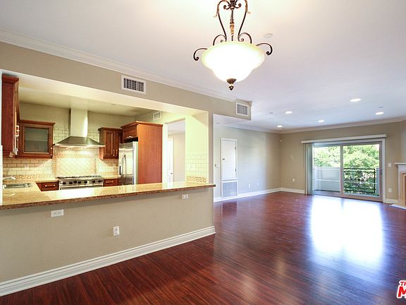 3rd image of 11911 Mayfield Ave APT 102