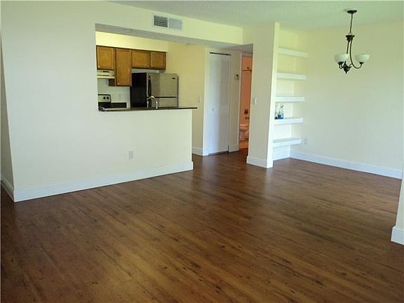 4th image of 1225 SW 46th Ave APT 212