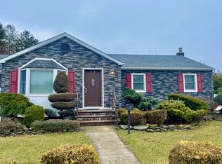 94 Knickerbocker Rd N, Plainview, NY 11803