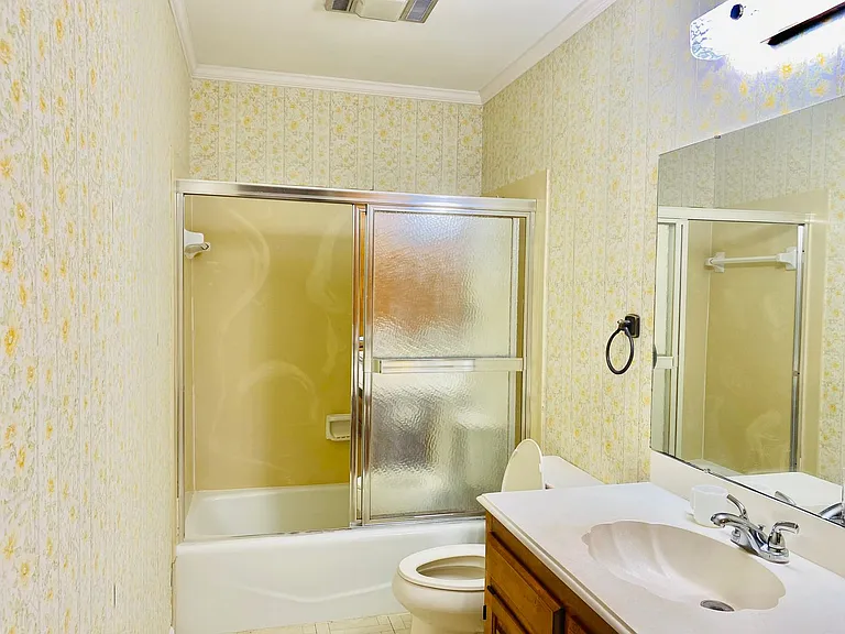 114 Saint Nicholas Dr — Photo 18