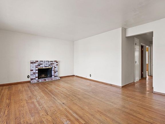 5th image of 340 Evergreen Dr