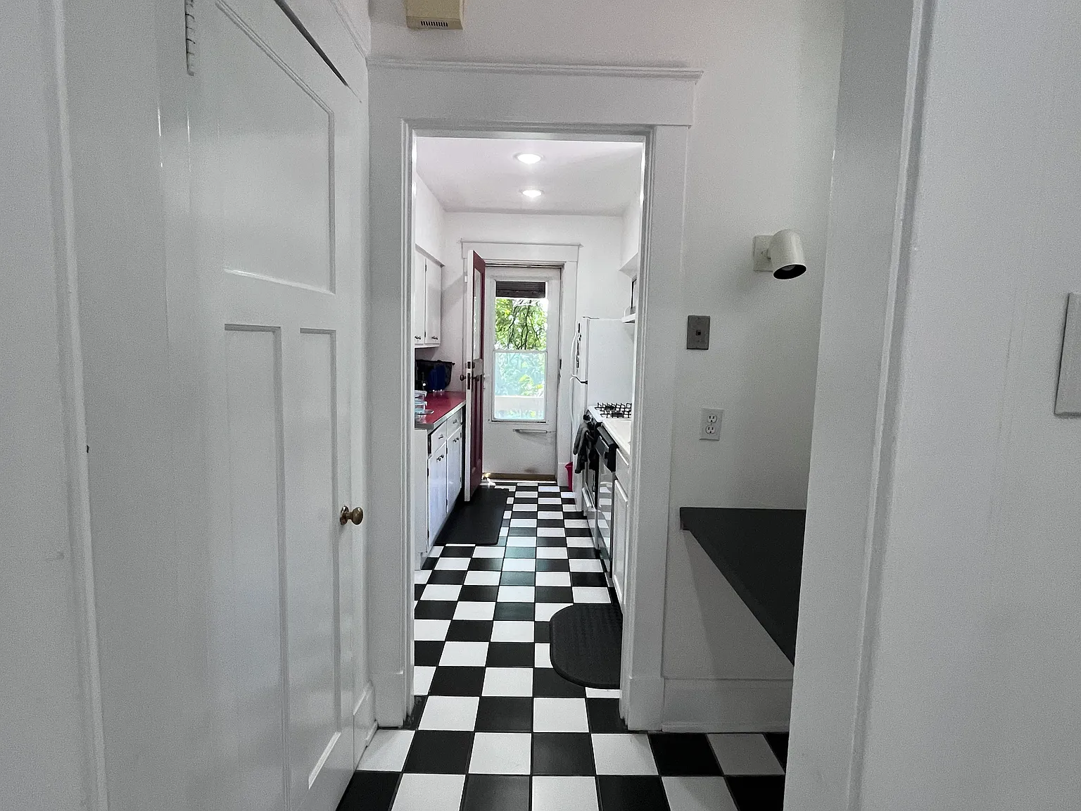 2 bed, 920 sqft, $1,580 — Photo 1