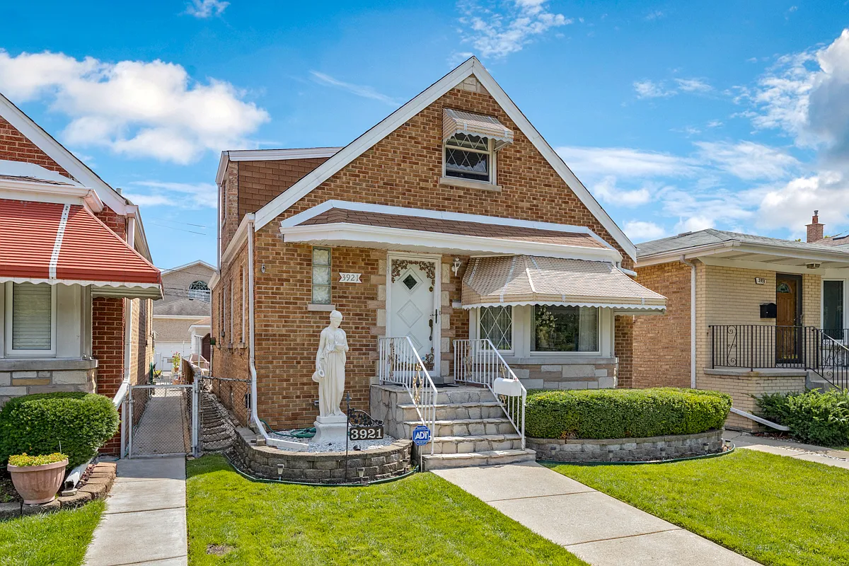 3921 N Cumberland Ave photo 1