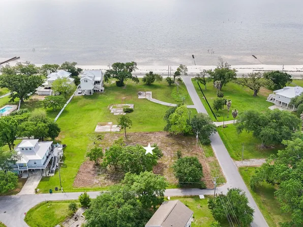 112 Sears Ave, Waveland, MS 39576