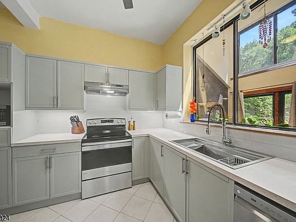 3rd image of 205 Joseph Ln