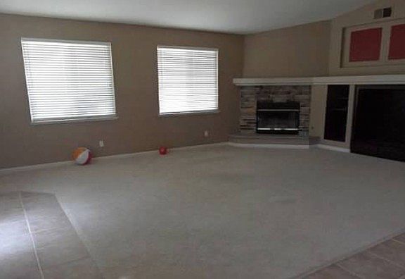 4th image of 580 Manhattan Dr