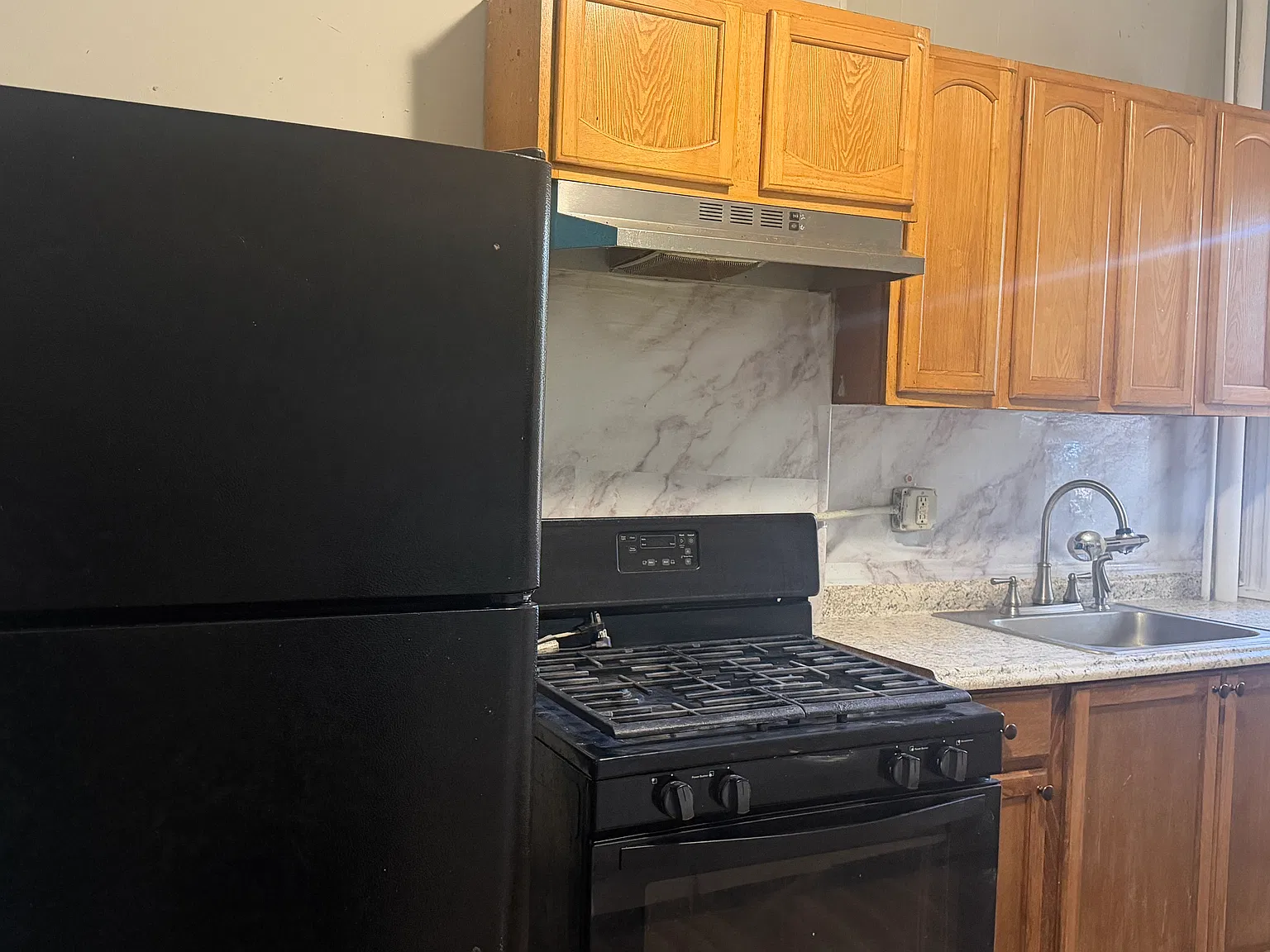 3 bed, 1050 sqft, $2,800 — Photo 2