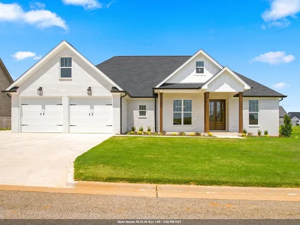 135 Grove Landing Dr, Tuscumbia, AL 35674