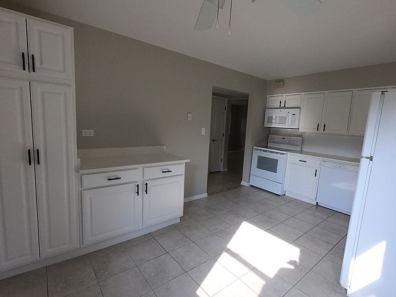 2nd image of 839 Lathrop Ave APT Gw