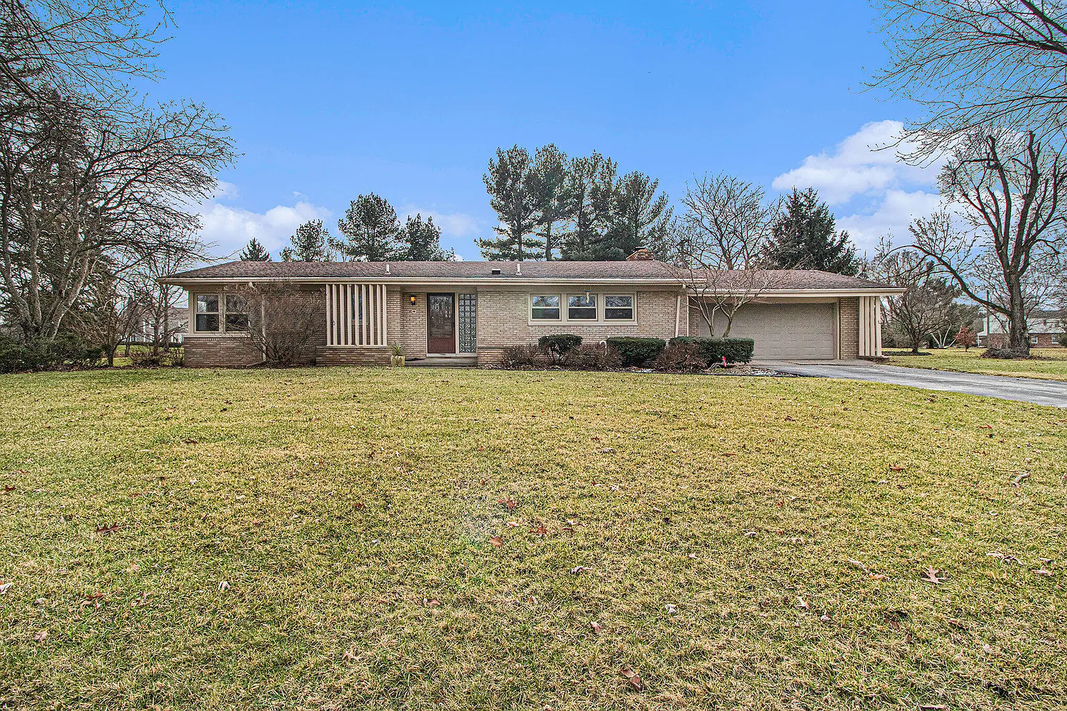 3279 Surrey Dr photo 1