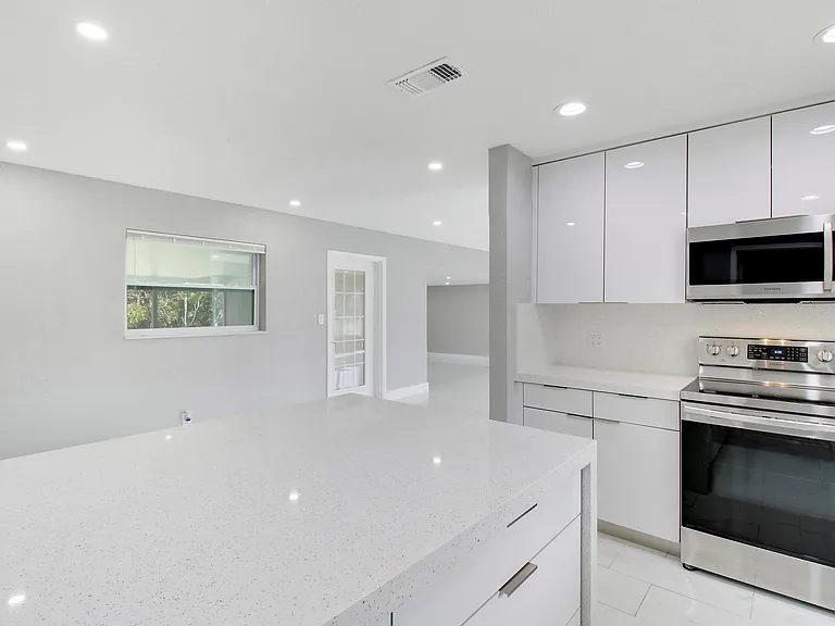 1231 SW 32nd St — Photo 15