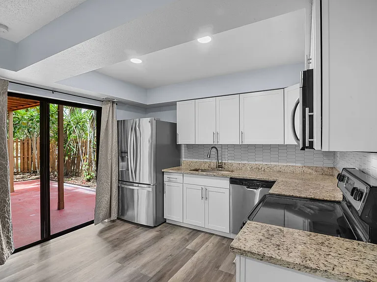 1828 S Park Ave — Photo 2