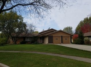 208 Lynnfield Ln, Schaumburg, IL 60193