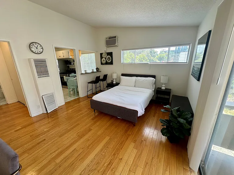 Urbanlux Wilshire Robertson — Photo 19