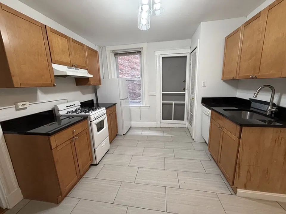 220 Hanover St #3