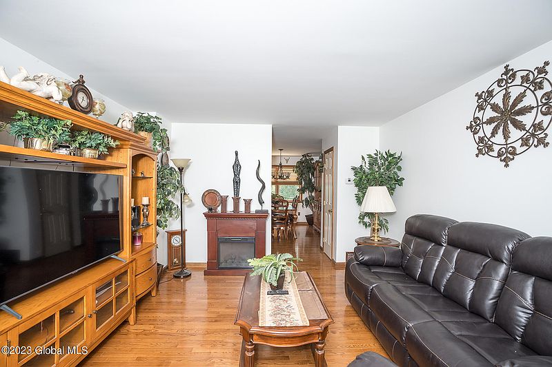 4th image of 32 Ponderosa Drive