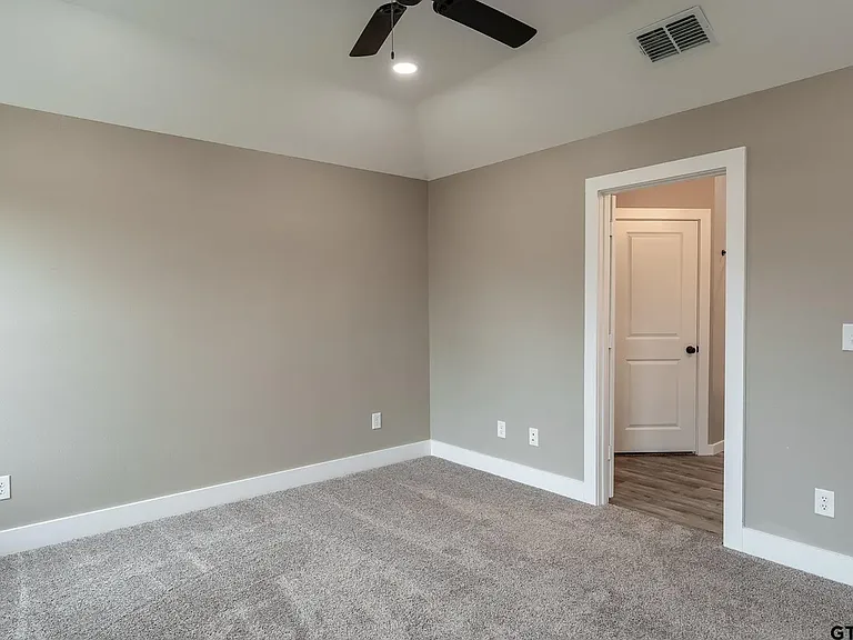 17115 Meadowview Ln — Photo 3