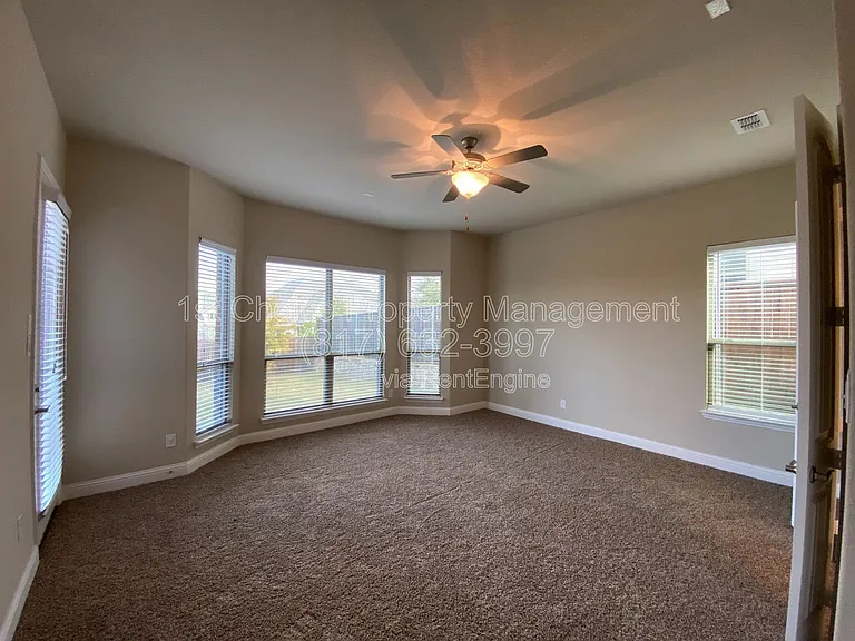 927 Bentley Dr — Photo 18
