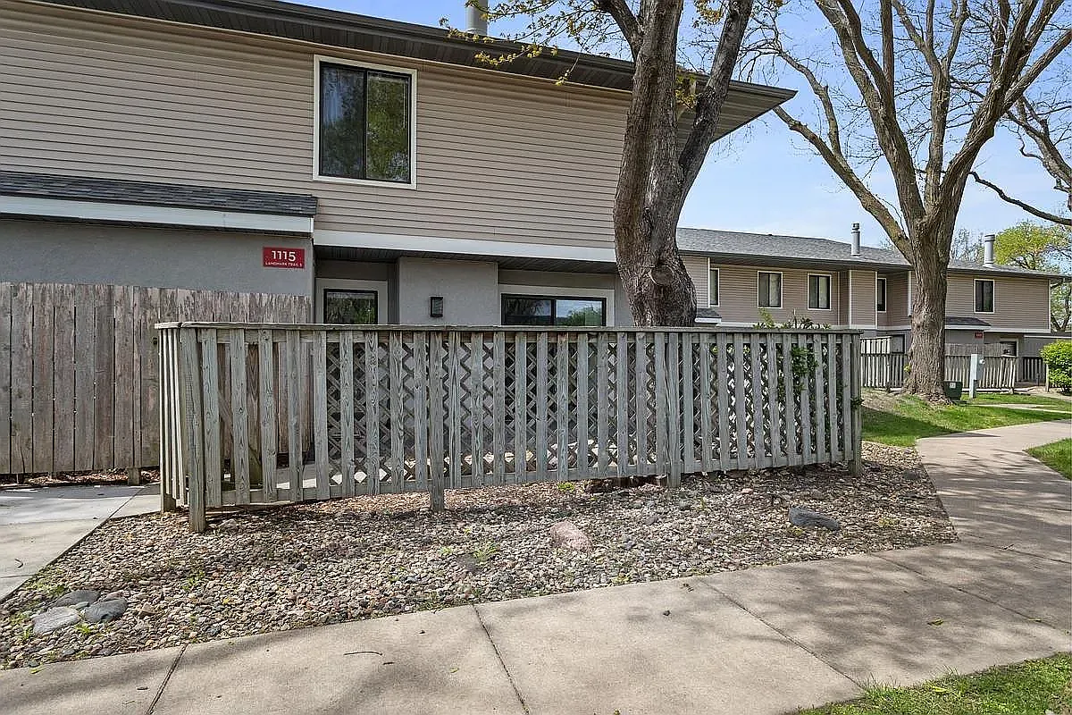1115 Landmark Trl S — Photo 1