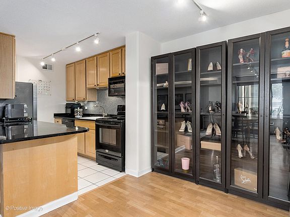 5th image of 1339 N Dearborn St APT 6E