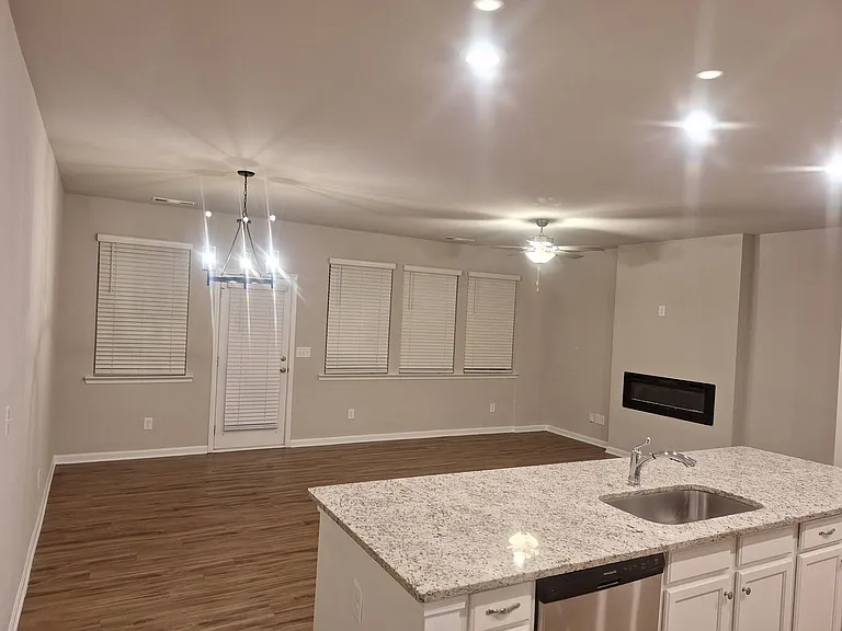 220 Turner Ln — Photo 2