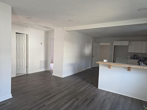 4th image of 2141 Veterans Drive
