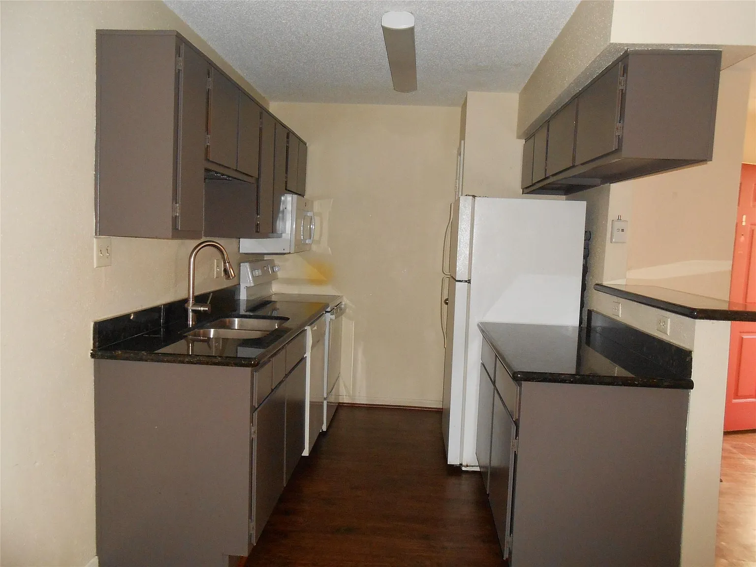 2 bed, 1.0 bath, 796 sqft, $1,395 — Photo 4