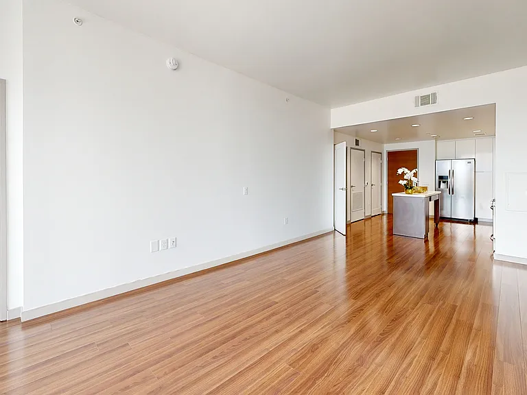 3033 Wilshire — Photo 77