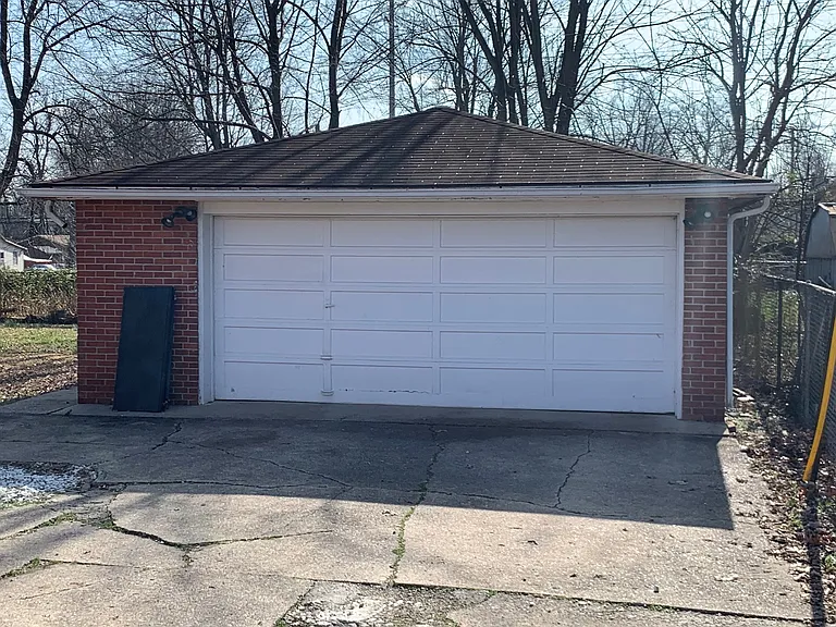 2338 Embassy Ln — Photo 3