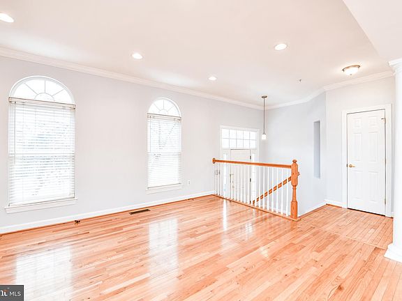 5th image of 544 Longhorn Cres