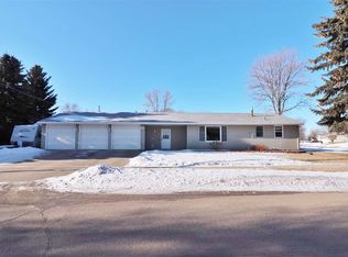 1305 Valley View Dr, Minot, ND 58703