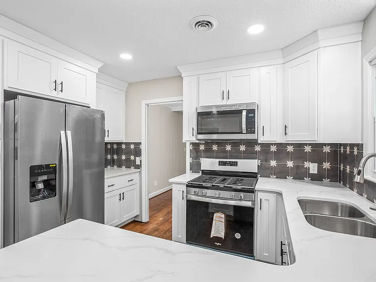 701 N Peace Haven Rd — Photo 3