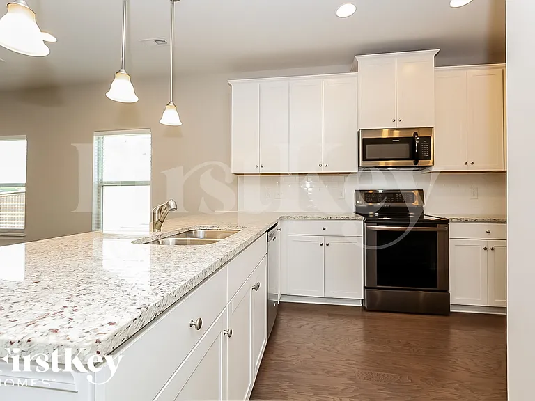 908 Carnation Dr — Photo 5